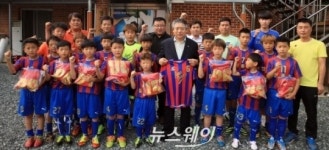 [NW포토]사선환 회장, 장흥초 축구부 유니폼 전달
