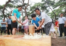 [NW포토]함양여주축제 떡매치기 체험