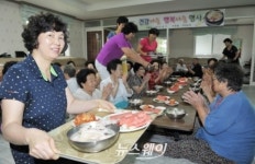 [NW포토]포스코 광양제철소, 경로시설에 닭 백숙 대접