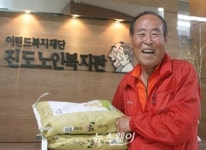 빈병 모아 쌀 나누는 70대 노인 ‘화제’