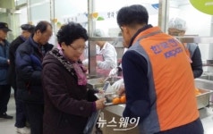 한전 광주지사 사회봉사단, 행복나루노인복지관 점심 상 봉사