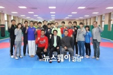 하학열 고성군수, 베트남 여자태권도 전지훈련장 찾아 격려