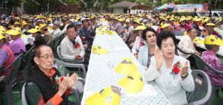 수성구에서 어버이날 대규모 경로잔치 눈길