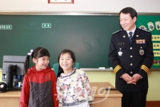 [NW포토]오상택 곡성경찰서장, 옥과초등학교 직접 방문 선행 학생 상장 수여