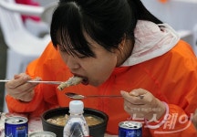 [NW포토]한국 삼계탕 너무 맛있어요!
