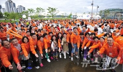 [NW포토]중마이 2차 관광단 유커 4000명…한강공원서 삼계탕파티