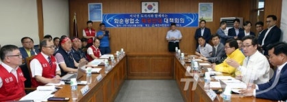 [NW포토]이낙연 전남지사, 화순탄광 노조와 대책 회의 주재