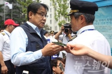 [NW포토]집회 앞서 대한항공 조종사 노조위원장- 대한항공노동조합 위원장