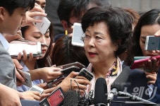 [NW포토]취재진의 질문에 강한 시선으로 답하는 신영자 이사장