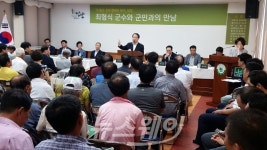 [NW포토]담양 용면민들과 대화하는 최형식 군수