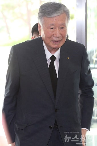 [NW포토]김승연 한화그룹 회장 모친상, ‘조문하는 이중근 부영 회장’