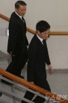 [NW포토]김승연 한화 회장 모친상, ‘입관 예배 위해 이동하는 차남 김동원 한화생명 상무’