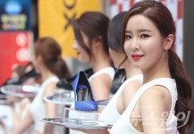 [NW포토]금강제화, ‘명동 한복판에서 패션쇼하는 미스코리아!’