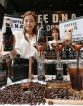 로스터리커피(Roasterleecoffee) | [NW포토]로스터리 커피 전문점 ‘커피디엔에이’ 오픈…진하면서 부드러운 커피 맛보세요!