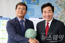 [NW포토]이낙연 지사, (주)화인코리아대표에 감사패 전달