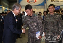 [포토]‘창업·일자리 박람회에서 군인 격려하는 임종룡 금융위원장’