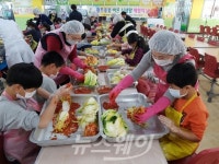 광주 용봉초등학교, 손수 담은 김치 독거노인 가정에 전달
