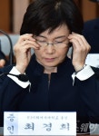 [포토] 4차 청문회, 안경 고쳐쓰는 최경희 전 이화여대 총장
