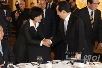 [포토]인사 나누는 추미애 더불어민주당 대표- 정세균 국회의장