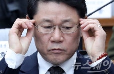 [포토]안경 고쳐쓰는 남궁곤 전 이화여대 입학처장