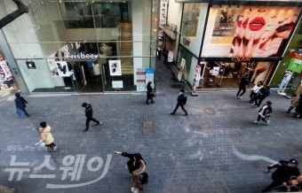 [포토]‘한국관광 상품 판매 금지령’에 직격탄 맞은 명동거리