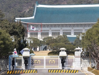 [포토]대통령 파면에 내려진 청와대 봉황기