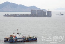 세월호 인양 재개, 13m 부양·고박 작업 착수…24일 자정쯤 반잠수선 이동 예상