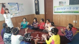 곡성군, 경로당 정신건강 이동 상담실 ‘장미화관 만들기’ 운영