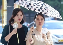 [NW포토]‘날씨…폭염에 양산과 휴대용 선풍기까지’