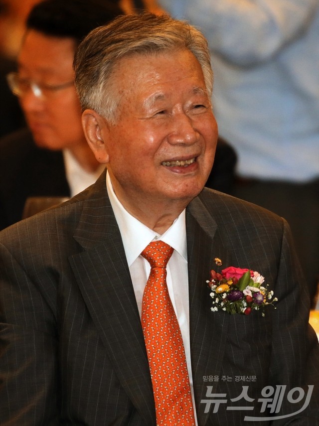 부영그룹 회장 이중근, 노인 연령 65세→75세 상향 제안에 1조1800억원 기부 및 복지 제도 도입!