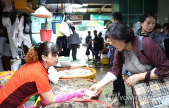 김정숙 여사, 인천종합어시장 방문…추석 차례음식 구입