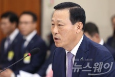 [NW포토]의원들의 질문에 답하는 김도진 중소기업은행장