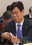 [NW포토]의원의 질의에 자료확인하는 이관섭 한국수력원자력 사장