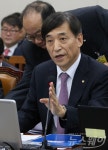 [NW포토]질의에 답하는 이주열 총재