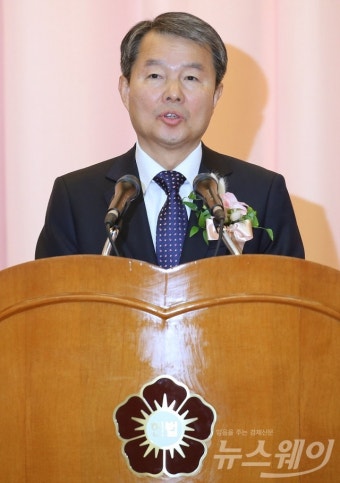 [NW포토]취임사하는 이진성 신임 헌법재판소장