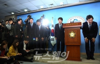 [NW포토]‘통합 공동선언’하는 안철수-유승민