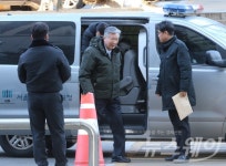 [NW포토]검찰 차량에서 내리는 이중근 부영그룹 회장