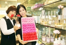 광주신세계, 카네이션 디퓨저로 시들지 않는 효심 선물하세요!