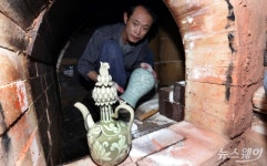 [NW포토] 48시간 소나무 장작불로 완성된 ‘고려청자’...세상 밖으로