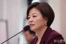 [NW포토]답하는 진선미 여가부 장관 후보자