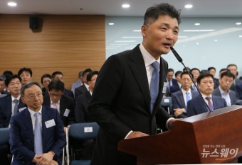 [NW포토]김범수 카카오 의장, 국감 증인 출석해 ‘횡령혐의’ 사실무근
