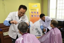 광양제철소 ‘깎아’ 이미용 봉사단, 어르신들 염색 봉사