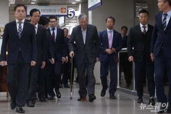 [NW포토]1심 선고 마친 후 법원 나서는 이중근 부영 회장