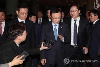 ‘이재명 탈당’ 머뭇거리는 이해찬…주목받는 둘의 관계