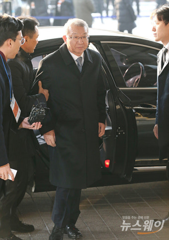 [NW포토]차에서 내리는 양승태 전 대법원장