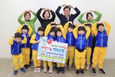 [포토] 글로벌아이어린이집, 수성구청에 바자회 수익금 전달