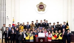 인천시의회, 적십자 특별회비 전달...이웃사랑 실천