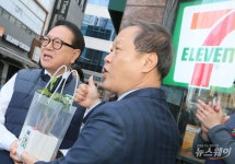 [NW포토]공기정화식물 천량금 전달하는 정승인 세븐일레븐 대표