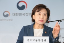 [NW포토]김현미 국토부 장관 “강남이 좋습니까?”