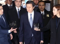 롯데家 ‘형제의 난’ 종지부…동생 신동빈에 백기 든 신동주